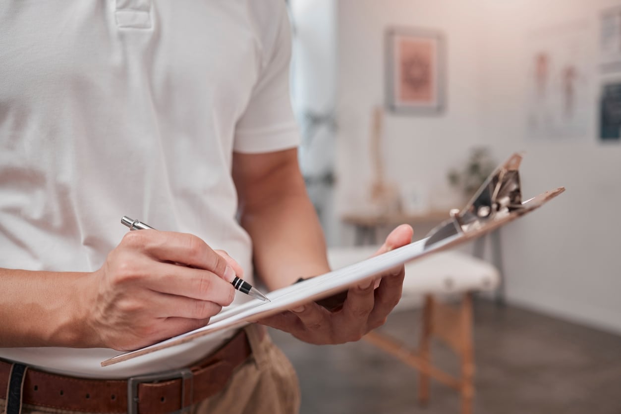 Decorator completing a quote for a customer on a clipboard